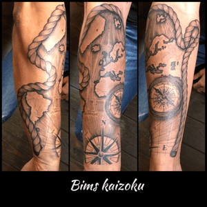Réalisé pendant mon guest chez @pierrevibes a #aixenprovence  #bims #bimskaizoku #bimstattoo #blackandgrey #map #mapmonde #world #rosedesvents #boussole #corde #pays #ink #inked #paris #paristattoo #paname #tatouage #tattoo #tattoostyle #tattoos #tattoolove #tattoed #tattooer #tattooworkers #tattoolife #tattoist #tattooart 