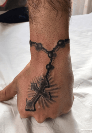 My first hand #rosario #cross #crosstattoo #blackandgrey #blackandgreytattoo #handtattoo 