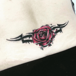 Tatuagem rosa com tribal #jeffinhotattow #tatuagem #tattoo #rosa #rosetattoo #sketch #rose #tatuagemrosa #sketchtattoo #campomourao