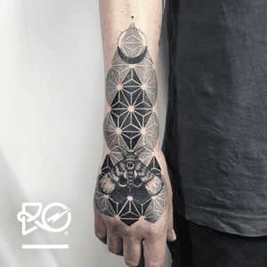 By RO. Robert Pavez • Geometric abduction of the Moth • #engraving #dotwork #etching #dot #linework #geometric #ro #blackwork #blackworktattoo #blackandgrey #black #tattoo #moth 
