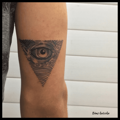 #bims #bimstattoo #bimskaizoku #triangle #oeil #eyes #illuminati #gravure #paristattoo #paris #paname #tatouée #tatouage #tatouages #tatouageparis #dollars #providence #france #parisian #parisien #tatts #tatted #tattoo #tattrx #tattoos #tattooer #tattoolove #tattooboy #tattoostyle #tattoolife 