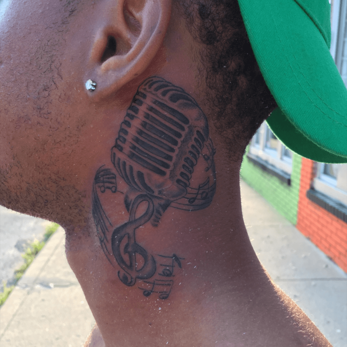 Microphone Tattoo  Diseños de tatuaje de música Diseños para tatuajes  Tatuaje de garganta