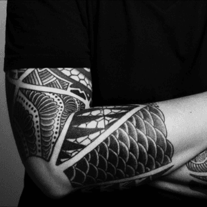 Balck work with mixxology of tribes and styles #geometrictattoo #blackworktattoo #dotwork #blackworkerssubmission 