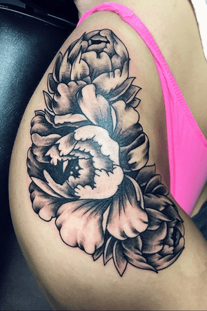 Awesome piece I got to do this evening. #tattoo #tattoos #ink #eternalink #eternal #peak #peakpen #peaktattoo #peaktattoomachine #girlswithtattoos #hiptattoos #hiptattoo #flower #flowers #tattooist #tattooartist #thigh #thightattoo
