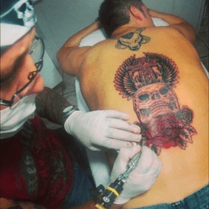 Tatuando caveira com flores #jeffinhotattow #tatuador #tattooist #skull #caveira 