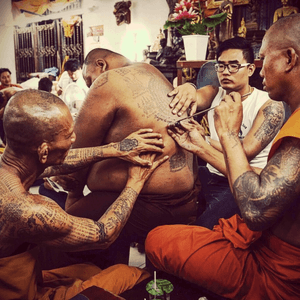 Cambodian monk tatooing #dreamtattoo