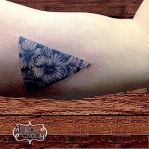 Blackwork flowers tattoo #tattoo #marianagroning #karmatattoo #cdmx #MexicoCity #watercolor #watercolortattoo #watercolortattooartist #blackwork #flowers 
