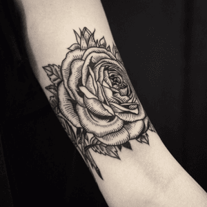 #blackworktattoo #blackwork #tattoo #armtattoo #rose #flower 