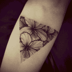 #roses #SunburnTattoo #tatttoo #TattooGirl #hiptattoos #tattooartist #tattooart #handtattoo 