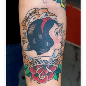 I love this old school take on Snow white. I want this but with Belle instead! That's my way of fitting my favorite disney princess in without it being out of place!! Yay!! FTW! 😍