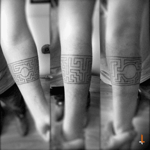 No.73 Life's Labyrinth (first session) #tattoo #freehand #freehandtattoo #maze #labyrinth #lines #linedtattoo #bracelet #challenge #cheyenne #cheyennetattooequipment #hawkpen #bylazlodasilva