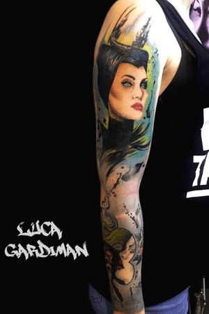 Completed sleeve #tattoooftheday #tattooart #tatuagem #realism #realistictattoo #ink #inkedgirl #inked #TattooGirl #Tattoodo #tatouage #tattooing #besttattoos #portraittattoo #portrait #Maleficent #splatter #colortattoo #color 