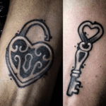 Matching tattoos for a couple #matchingtattoos #couplestattoo #lockandkeys #chaveecadeado #tatuagemdecasal #casal #GaleriaGralato #lovetattoobrasil 