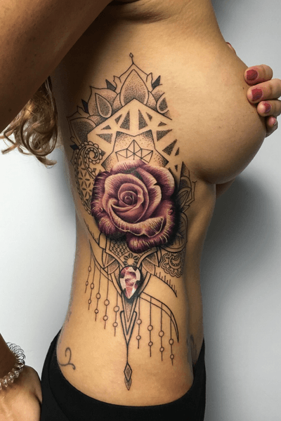 A very well known piece of mine! #thescientist #travellingtattooist #ornamentaltattoo #jeweltattoo #gemtattoo #rose #jewel #ornamental #ornate #blackwork #dotwork #realism #hennism #floraltattoo #tattoodo #tattoodoapp #tattoo #ink #inkedgirls #tattooedgirls #tattoooftheday #amazingtattoos #tatouage #tatuaje #tatuagem #ryansmithtattooist #tattooartist 