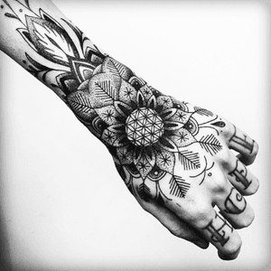 Mandala #handtattoo #wrist #linework #dotwork #mandala #flowers #halfsleeve 