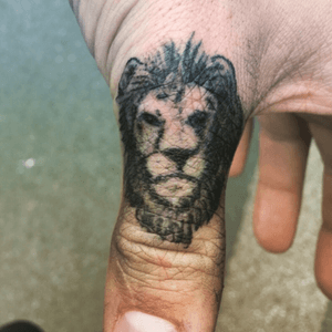 #lion #liontattoo #thumb #thumbtattoo #tattoooftheday 