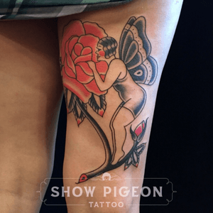 From my one-off flash. #evieyapelli #showpigeontattoo #blackandred #traditional #rose #pinup 