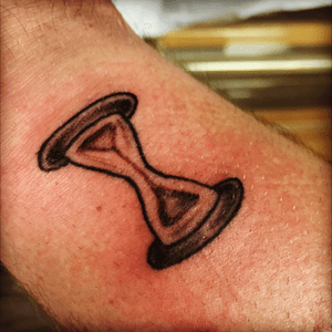 My first! $20 flash deal. It looks bloody because this pic was taken the day I got it.Done by Steve at Golden Koi in Marshalltown IA #flash #houglass #firsttattoo 