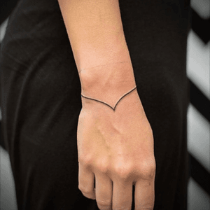 Bracelet tattoo. Artist unknown #bracelet #minimalistic #minimalism #line #fineline #linework #welove