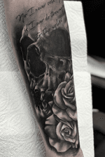 #skull #rose #skullandroses #script #tattoooftheday #realism #blackandgrey #skulltattoo #rosetattoo 