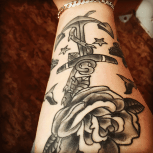 Oldschool sleeve in progress ❤️ love my tattoos 🙌🏻 love to add more 👌🏻#oldschool #anchor #rose #sharks #stars #blackandwhite 