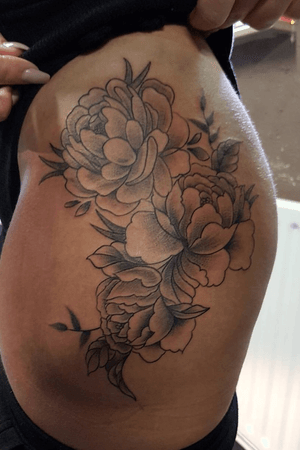 Flower side piece #flowers #blackandgrey #tattooart #tattoo 