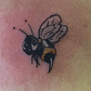 #tiny #bee #bumblebee #minitattoo 