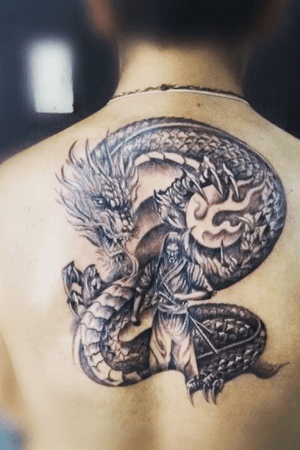 This is my first tattoo. The dragon despite being a mythological being, shows greatness, nobility and fortitude to move forward.
On the other hand, the correct way of life of the samurai is no longer reflected in humanity, and that is why we are becoming less people