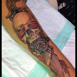 Skull & dagger!! 💀🗡🌹#tattoo #colortattoo #skullanddagger #rose #forearmtattoo #legendrotary #ink #inklegacytattoos 