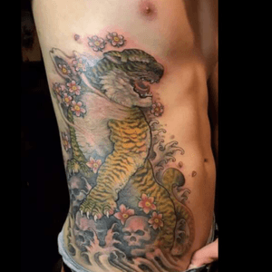 Custom oriental tiger I had done by Yang Lee Tattoo in Malaysia. Finished the complete peice in 2 sessions. Got the outline and shading done in one 6.5 hour session and coloring done in about 4. My favorite parts of the tattoo is the line work with the arm and the detail in the chest of the tiger. #orientaltattoo #japanesetattoo #tigertattoo #japanesetiger #Sidepiece #ribcage #ribtattoo #tigeranddragon #tiger #japanese #oriental 