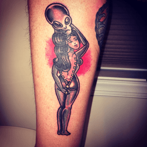 Sweet and sexy faux-alien pinup from Kate Collins. #pinup #traditional #traditionaltattoo #alien #sorrymom #boldwillhold 