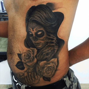 Touch up i got a couple months ago, fresh picture, awesome artist fron my city. #roses #tattoodo #tattoo #catrina #blind #blackandgrey #ribs #RibsTattoo #pain 