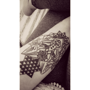 The first tattoo i did to myself #geomeric #geomertry #wolf #blackwork #blackandgray #triagle #black #wolves #germangirl #german #tattooartis 