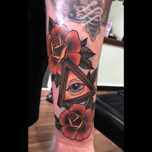 All seeing eye and roses for Ryan from a little while back.#lewishazlewood #lewishazlewoodtattoo #staganddaggertattoo #somerset #uk #neotraditional #neotraditionaltattoo #neotrad #neotradttattoo #traditional #traditionaltattoo #trad #tradtattoo #allseeingeye #allseeingeyetattoo #roses #traditionalroses #neotraditionalroses #rosetattoo 