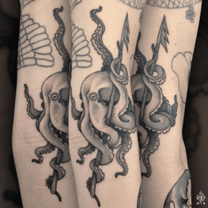 iditch@hotmail.fr #iditch #tattoo #mojitotattoo #toulouse #traditionaltattoo #octopus #harpoon