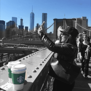 Random caught in a selfie moment on Brooklyn Bridge🗽📸☀️#newyork #brooklyn #brooklynbridge #starbucks #coffeecup #thebigcity #selfiemoment