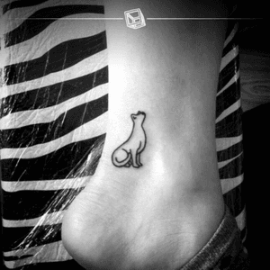 Tat No.24 "Ankle Cat" (design by other artist) #tattoo #littletattoo #ankle #cat #lines #bylazlodasilva