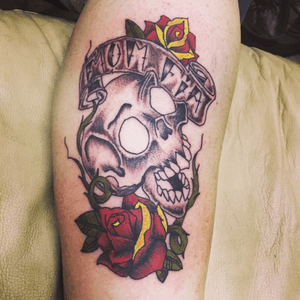 Nice litte banger done! #tattoos #tattoo #momfia #skulls #color #traditionalroses #blackandgrey #girlswithtattoos 
