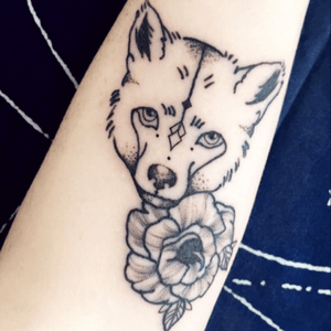 My first tattoo #dotwork #wolftattoo #wolf #linework #rosetattoo #rose #firsttattoo #designbyme #tobecontinued #LaPeauDure