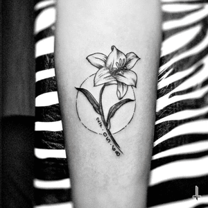 Nº310 Leiron #tattoo #tatuaje #ink #inked #flower #flowertattoo #lily #lilyflower #lilytattoo #greek #mythology #hera #mother #blacktatto #circle #bylazlodasilva
