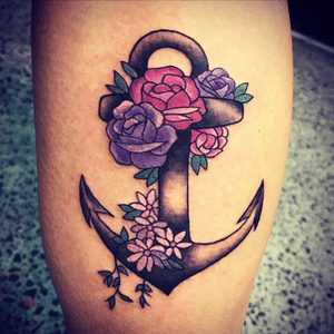 Pretty anchor and flowers