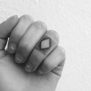 Self made 🔹💕 #blackworktattoo #fingertattoo #dotwork #tattooingmyself #blackworkers 