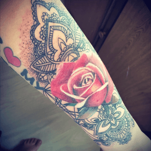 🌹💜 #rose #tattoo #mandala #spontaneous #3hours #loveit #cantstopstaringatit #caltattoo #dotwork #nomorestickers