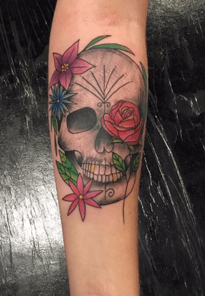 Tattoo da sortuda @mand_correa que ganhou essa belezinha no sorteio 😊. Desenho criado exclusivamente pra ela. Valeu, guria, amei fazer. ❤️ #cwb #curitiba #curitibacool #curitibacult #curitibacultural #gimaggioni #gimaggionitattoo #fineline #finelinetattoo  #tatuagem #tracofino #traçofino #tattoo #skull #skulltattoo #caveira #caveiratattoo #flowertattoo #flowers #rose #rosetattoo #rosas #tattoodo @tattoodo @filipetattoodo