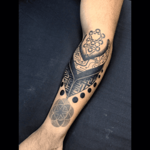 Tattoo do joao! Valeu ! 🤘🏼👽#inked #tattoo #geometry #sacredgeometry #geometrictattoo #blackwork #dotwork #alienart #hitech #electricinkpigments #tattoodo #moniquelobachtattoo 