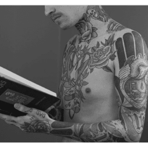 💉 #tattoo #tattoos #tatouage #tatouages #ink #inked #inkedguy #inkaddict #necktattoo #throattattoo #knuckletattoos #fingertattoo #blackandgreytattoo #blackandgrey #shooting #blackandwhiteshooting