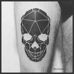 TETE DE MORT 💀 #bims #bimskaizoku #bimstattoo #paris #paristattoo #paname #tatouage #tatouages #skull #dead #ligne #love #hate #instatattoo #instagood #instalove #blackworkerssubmission #blxckwork #blxckink #geometrictattoo #tattoo #tattoos #tattooartist #tatt #tattooart #tattoolovers #tattoostyle #tattooist #tattoolove 