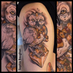 Great Harry Potter themed Owl by Sophia Baughan 😍 #harrypotter #owl #bird #color #letter #gryffindor #colortattoos 