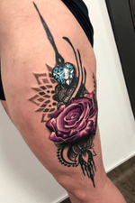 I love the sparkling gem on this one! Would you get a jewelled piece from me? 😃 #thescientist #travellingtattooist #ornamentaltattoo #jeweltattoo #gemtattoo #rose #jewel #ornamental #ornate #blackwork #dotwork #realism #hennism #floraltattoo  #tattoodo #tattoodoapp #tattoo #ink #inkedgirls #tattooedgirls #tattoooftheday #amazingtattoos #tatouage #tatuaje #tatuagem #ryansmithtattooist #tattooartist 