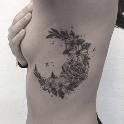 #flowers #flowerstattoo #fleurs #fleurstattoo #mooncrescent #mooncrescenttattoo #croissantdelune #croissantdelunetattoo #dot #dots #dotwork #dottattoo #petitspoints #girltattoo #sidetattoo #blackandwhitetattoo #tattoolausanne #lespetitspointsdefanny 